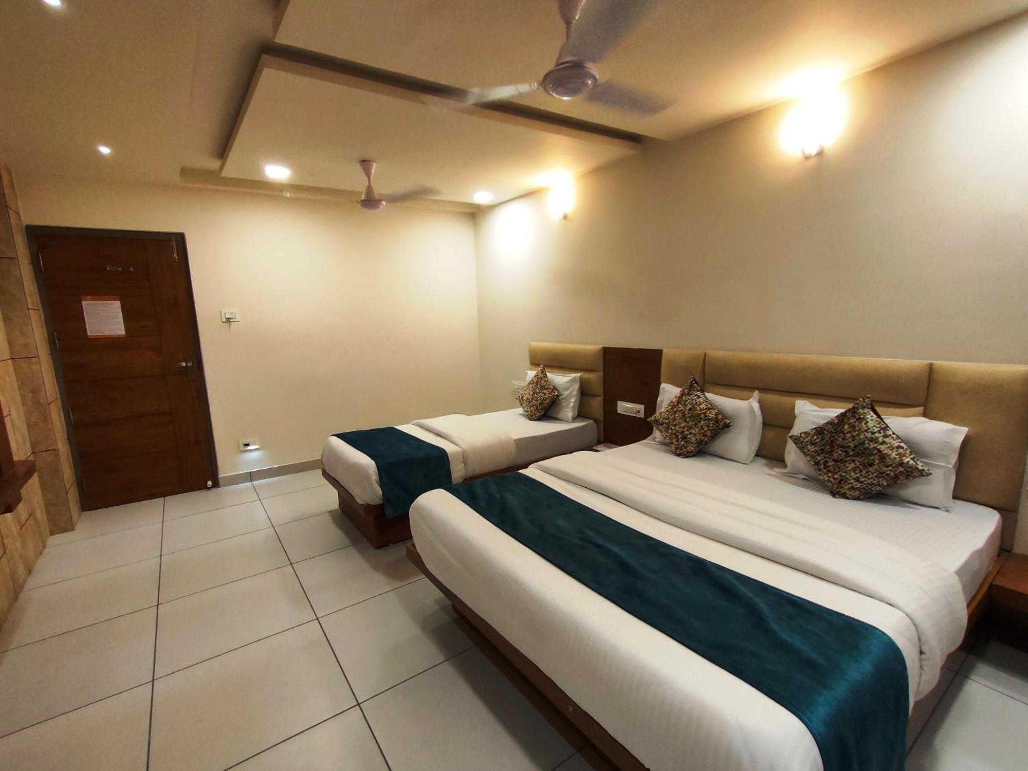Hotel Kinara Ahmedabad Eksteriør billede